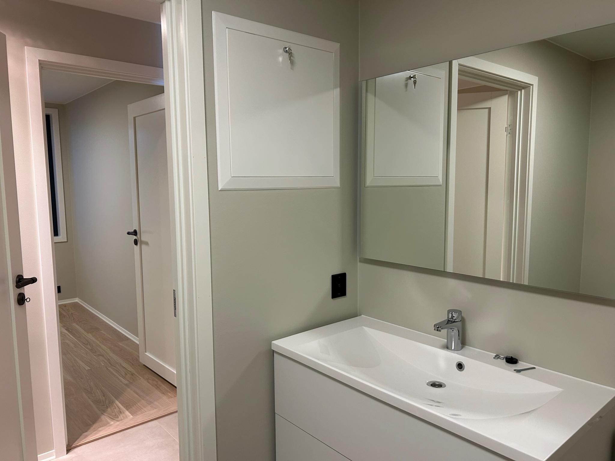 Sigdal baderomsinnredning med speil over vask med skuffer. 